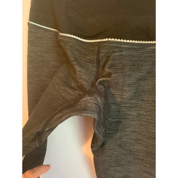 Lululemon Size 8  Heather Gray/Black Crop Legging with Roll Up legs - Picture 5 of 6